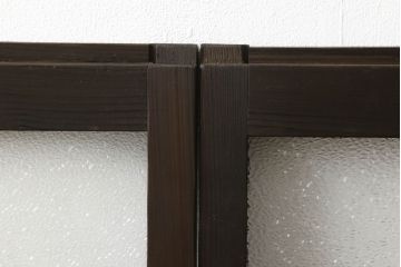 ガラス戸2枚をリペア&カスタム!高さと幅をリサイズし、ガラスはモールガラスとダイヤガラスに交換。色味は当店商品を参考に濃い色に着色。(窓、引き戸)