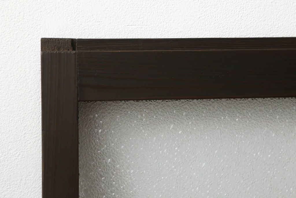 ガラス戸2枚をリペア&カスタム!高さと幅をリサイズし、ガラスはモールガラスとダイヤガラスに交換。色味は当店商品を参考に濃い色に着色。(窓、引き戸)