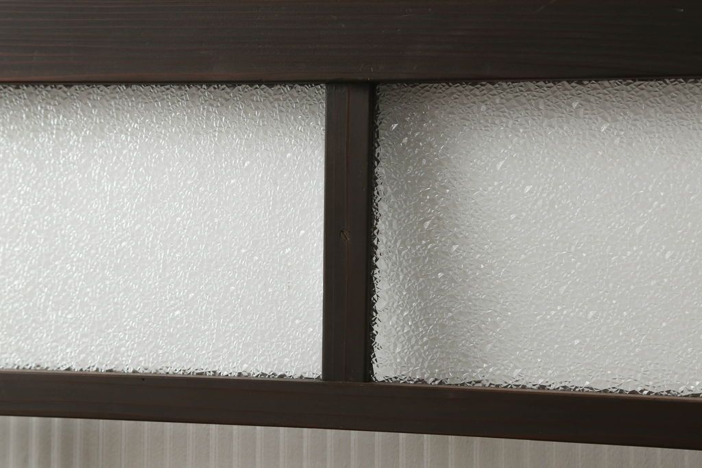 ガラス戸2枚をリペア&カスタム!高さと幅をリサイズし、ガラスはモールガラスとダイヤガラスに交換。色味は当店商品を参考に濃い色に着色。(窓、引き戸)