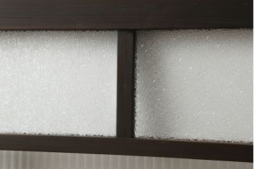 ガラス戸2枚をリペア&カスタム!高さと幅をリサイズし、ガラスはモールガラスとダイヤガラスに交換。色味は当店商品を参考に濃い色に着色。(窓、引き戸)