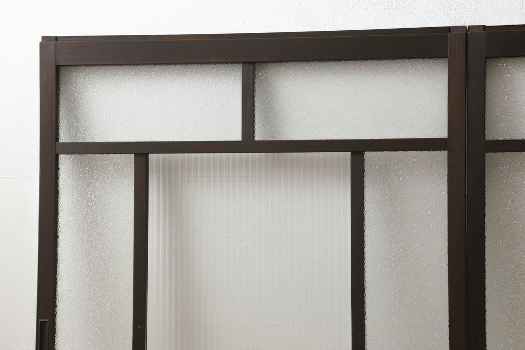 ガラス戸2枚をリペア&カスタム!高さと幅をリサイズし、ガラスはモールガラスとダイヤガラスに交換。色味は当店商品を参考に濃い色に着色。(窓、引き戸)