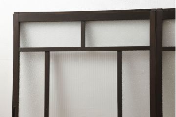 ガラス戸2枚をリペア&カスタム!高さと幅をリサイズし、ガラスはモールガラスとダイヤガラスに交換。色味は当店商品を参考に濃い色に着色。(窓、引き戸)