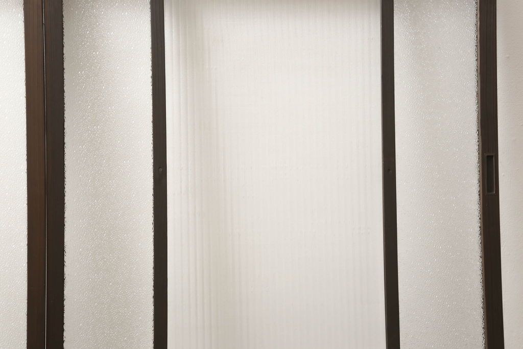 ガラス戸2枚をリペア&カスタム!高さと幅をリサイズし、ガラスはモールガラスとダイヤガラスに交換。色味は当店商品を参考に濃い色に着色。(窓、引き戸)