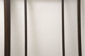 ガラス戸2枚をリペア&カスタム!高さと幅をリサイズし、ガラスはモールガラスとダイヤガラスに交換。色味は当店商品を参考に濃い色に着色。(窓、引き戸)