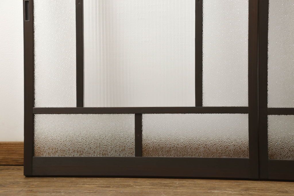 ガラス戸2枚をリペア&カスタム!高さと幅をリサイズし、ガラスはモールガラスとダイヤガラスに交換。色味は当店商品を参考に濃い色に着色。(窓、引き戸)