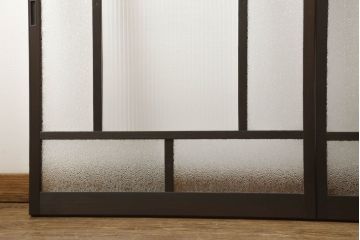 ガラス戸2枚をリペア&カスタム!高さと幅をリサイズし、ガラスはモールガラスとダイヤガラスに交換。色味は当店商品を参考に濃い色に着色。(窓、引き戸)