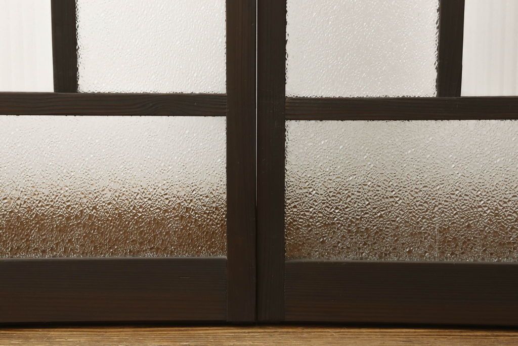 ガラス戸2枚をリペア&カスタム!高さと幅をリサイズし、ガラスはモールガラスとダイヤガラスに交換。色味は当店商品を参考に濃い色に着色。(窓、引き戸)