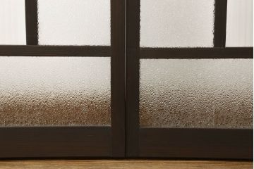 ガラス戸2枚をリペア&カスタム!高さと幅をリサイズし、ガラスはモールガラスとダイヤガラスに交換。色味は当店商品を参考に濃い色に着色。(窓、引き戸)