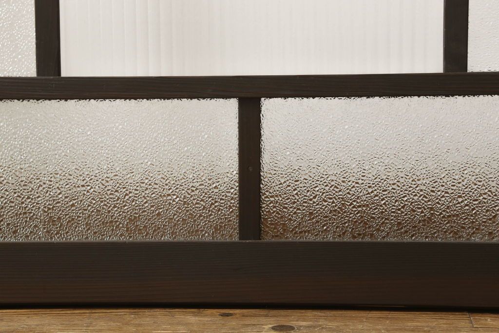 ガラス戸2枚をリペア&カスタム!高さと幅をリサイズし、ガラスはモールガラスとダイヤガラスに交換。色味は当店商品を参考に濃い色に着色。(窓、引き戸)