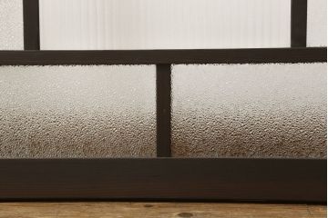 ガラス戸2枚をリペア&カスタム!高さと幅をリサイズし、ガラスはモールガラスとダイヤガラスに交換。色味は当店商品を参考に濃い色に着色。(窓、引き戸)