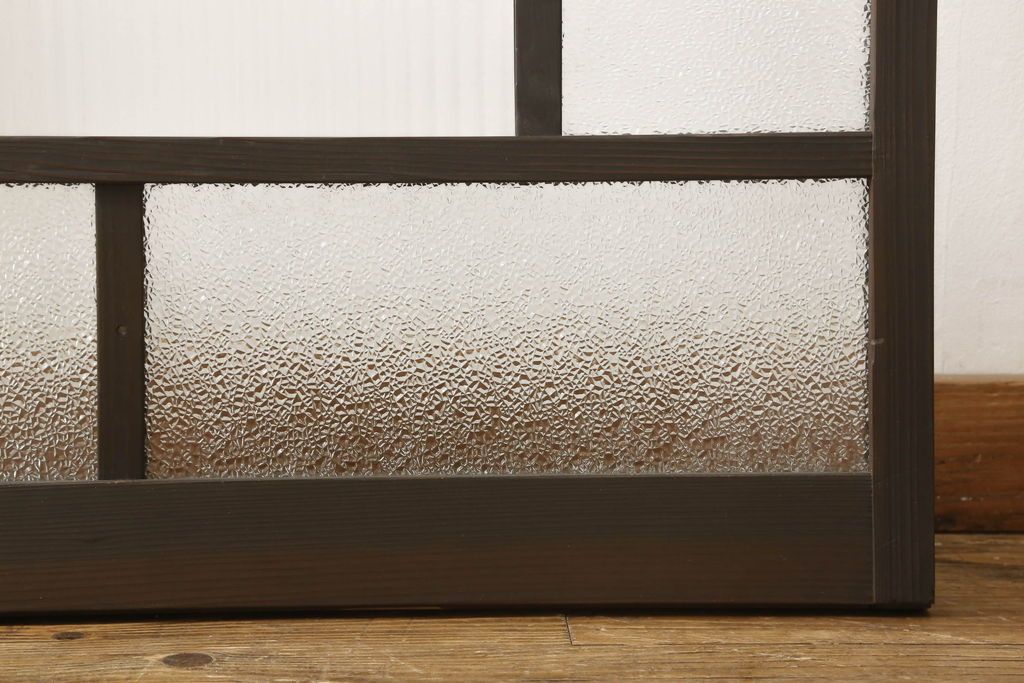 ガラス戸2枚をリペア&カスタム!高さと幅をリサイズし、ガラスはモールガラスとダイヤガラスに交換。色味は当店商品を参考に濃い色に着色。(窓、引き戸)