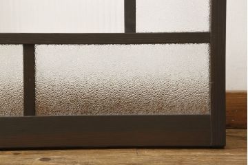 ガラス戸2枚をリペア&カスタム!高さと幅をリサイズし、ガラスはモールガラスとダイヤガラスに交換。色味は当店商品を参考に濃い色に着色。(窓、引き戸)