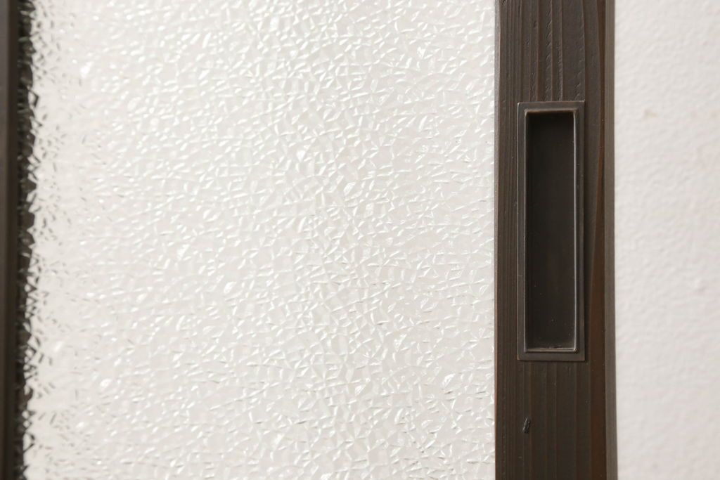 ガラス戸2枚をリペア&カスタム!高さと幅をリサイズし、ガラスはモールガラスとダイヤガラスに交換。色味は当店商品を参考に濃い色に着色。(窓、引き戸)