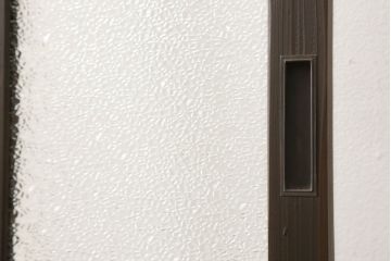 ガラス戸2枚をリペア&カスタム!高さと幅をリサイズし、ガラスはモールガラスとダイヤガラスに交換。色味は当店商品を参考に濃い色に着色。(窓、引き戸)