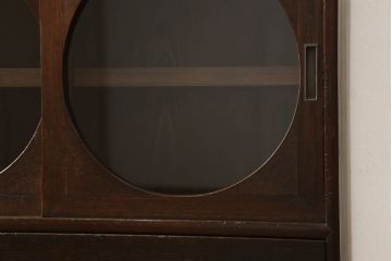 テレビ台をリペア&カスタム!大きい丸窓はクリアガラス、小さい丸窓は変わり花菱模様ガラスを取り付け。木製脚を取り付け、本体は現状をベースにして1トーン程落ち着いた色味に着色し、修繕箇所は本体と馴染むよう仕上げ。(テレビボード、サイドボード、ローボード、丸窓付き)