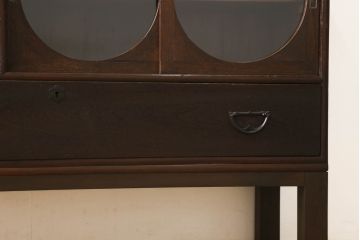 テレビ台をリペア&カスタム!大きい丸窓はクリアガラス、小さい丸窓は変わり花菱模様ガラスを取り付け。木製脚を取り付け、本体は現状をベースにして1トーン程落ち着いた色味に着色し、修繕箇所は本体と馴染むよう仕上げ。(テレビボード、サイドボード、ローボード、丸窓付き)
