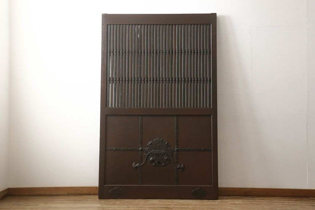 富山格子蔵戸をリペア&カスタム!格子裏にガラス入れ、金具を黒染めし、側面の金具は取り外し。本体は外部用塗装で既存の色に合わせ着色。(格子戸、引き戸、玄関戸)