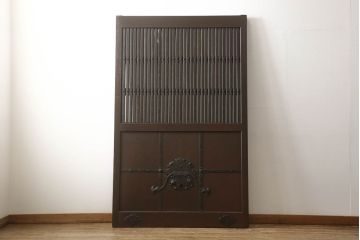 富山格子蔵戸をリペア&カスタム!格子裏にガラス入れ、金具を黒染めし、側面の金具は取り外し。本体は外部用塗装で既存の色に合わせ着色。(格子戸、引き戸、玄関戸)