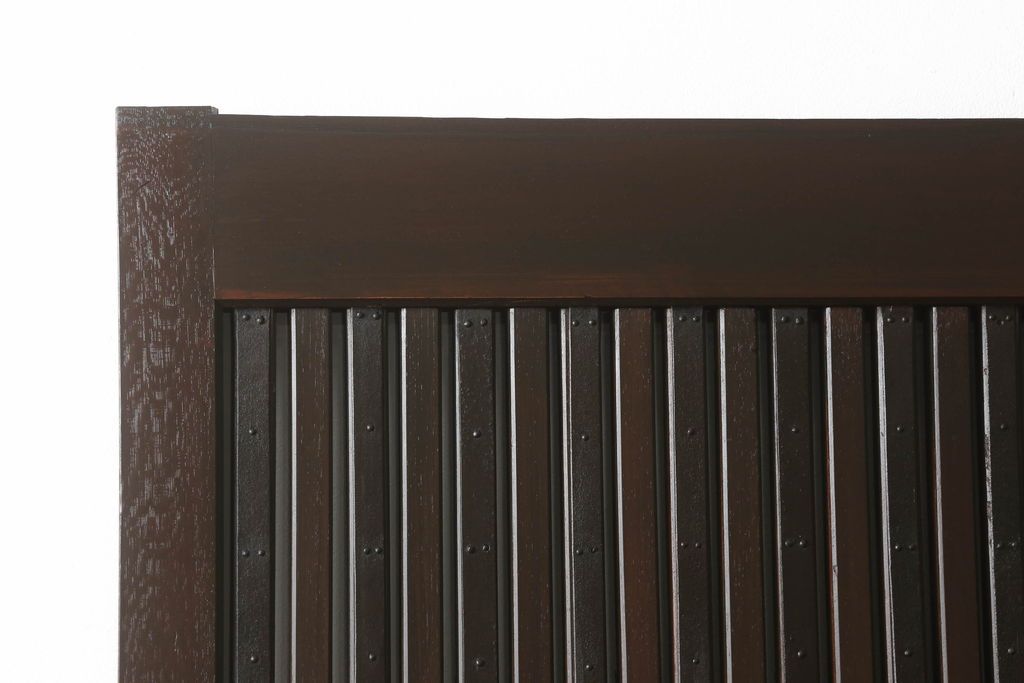 富山格子蔵戸をリペア&カスタム!格子裏にガラス入れ、金具を黒染めし、側面の金具は取り外し。本体は外部用塗装で既存の色に合わせ着色。(格子戸、引き戸、玄関戸)