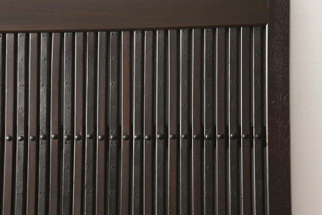 富山格子蔵戸をリペア&カスタム!格子裏にガラス入れ、金具を黒染めし、側面の金具は取り外し。本体は外部用塗装で既存の色に合わせ着色。(格子戸、引き戸、玄関戸)