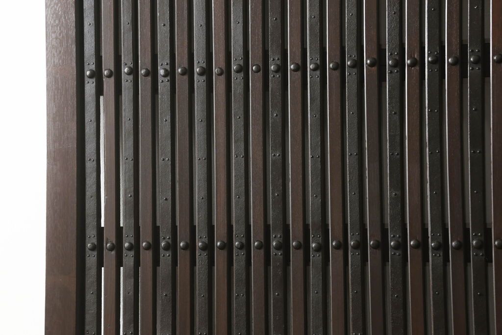 富山格子蔵戸をリペア&カスタム!格子裏にガラス入れ、金具を黒染めし、側面の金具は取り外し。本体は外部用塗装で既存の色に合わせ着色。(格子戸、引き戸、玄関戸)