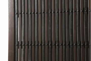 富山格子蔵戸をリペア&カスタム!格子裏にガラス入れ、金具を黒染めし、側面の金具は取り外し。本体は外部用塗装で既存の色に合わせ着色。(格子戸、引き戸、玄関戸)