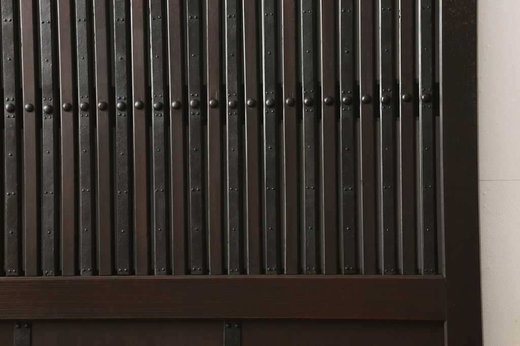 富山格子蔵戸をリペア&カスタム!格子裏にガラス入れ、金具を黒染めし、側面の金具は取り外し。本体は外部用塗装で既存の色に合わせ着色。(格子戸、引き戸、玄関戸)