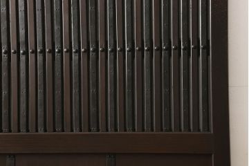 富山格子蔵戸をリペア&カスタム!格子裏にガラス入れ、金具を黒染めし、側面の金具は取り外し。本体は外部用塗装で既存の色に合わせ着色。(格子戸、引き戸、玄関戸)