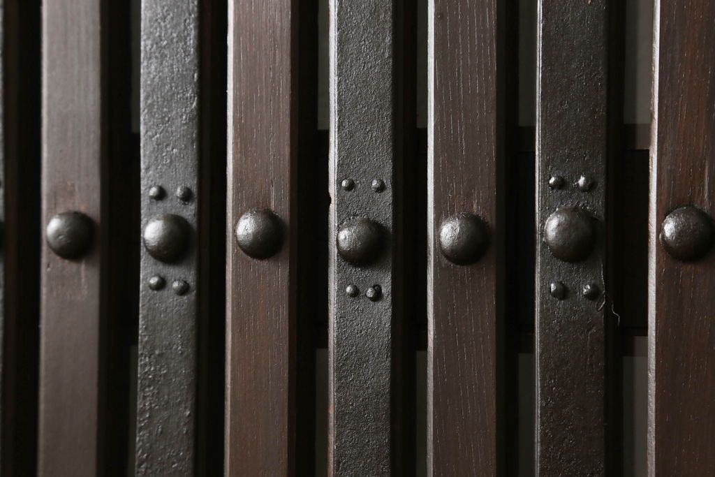 富山格子蔵戸をリペア&カスタム!格子裏にガラス入れ、金具を黒染めし、側面の金具は取り外し。本体は外部用塗装で既存の色に合わせ着色。(格子戸、引き戸、玄関戸)