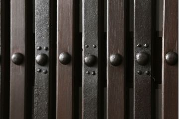 富山格子蔵戸をリペア&カスタム!格子裏にガラス入れ、金具を黒染めし、側面の金具は取り外し。本体は外部用塗装で既存の色に合わせ着色。(格子戸、引き戸、玄関戸)