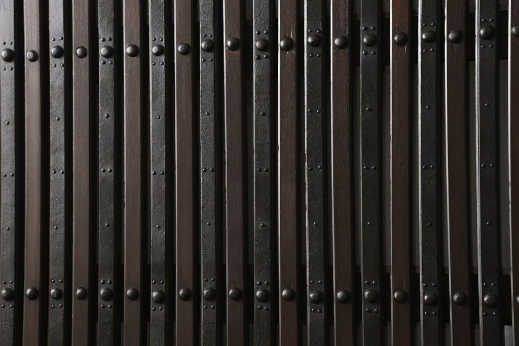 富山格子蔵戸をリペア&カスタム!格子裏にガラス入れ、金具を黒染めし、側面の金具は取り外し。本体は外部用塗装で既存の色に合わせ着色。(格子戸、引き戸、玄関戸)