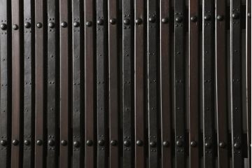 富山格子蔵戸をリペア&カスタム!格子裏にガラス入れ、金具を黒染めし、側面の金具は取り外し。本体は外部用塗装で既存の色に合わせ着色。(格子戸、引き戸、玄関戸)