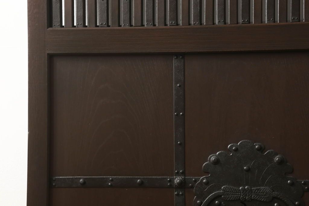 富山格子蔵戸をリペア&カスタム!格子裏にガラス入れ、金具を黒染めし、側面の金具は取り外し。本体は外部用塗装で既存の色に合わせ着色。(格子戸、引き戸、玄関戸)