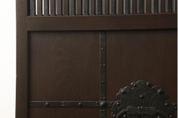 富山格子蔵戸をリペア&カスタム!格子裏にガラス入れ、金具を黒染めし、側面の金具は取り外し。本体は外部用塗装で既存の色に合わせ着色。(格子戸、引き戸、玄関戸)