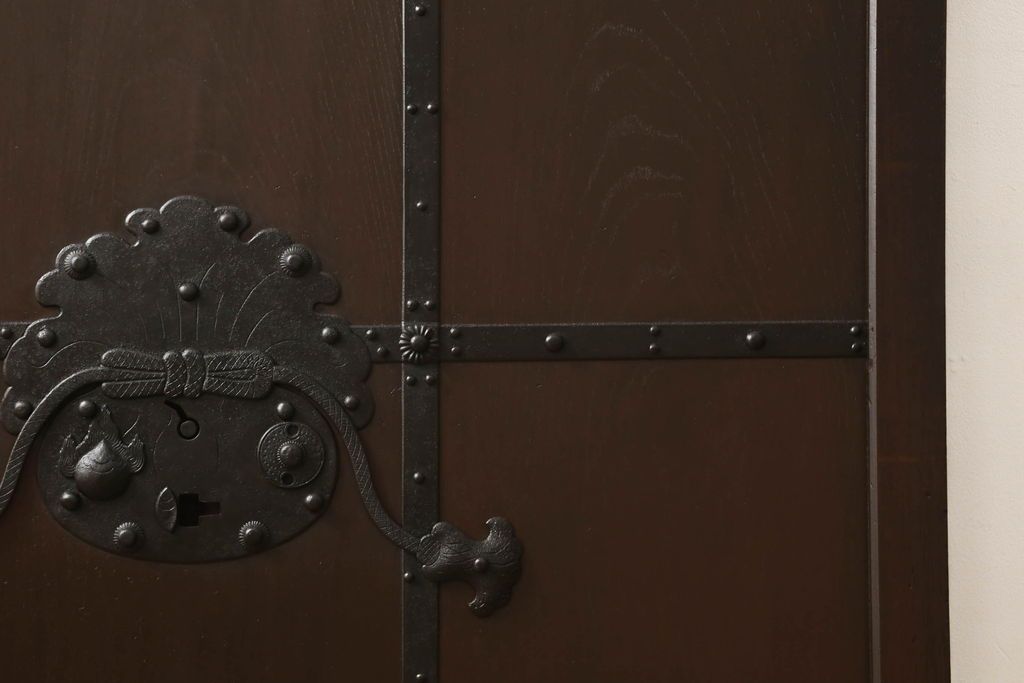 富山格子蔵戸をリペア&カスタム!格子裏にガラス入れ、金具を黒染めし、側面の金具は取り外し。本体は外部用塗装で既存の色に合わせ着色。(格子戸、引き戸、玄関戸)