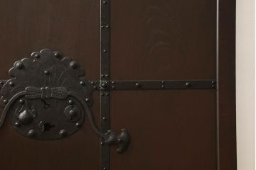 富山格子蔵戸をリペア&カスタム!格子裏にガラス入れ、金具を黒染めし、側面の金具は取り外し。本体は外部用塗装で既存の色に合わせ着色。(格子戸、引き戸、玄関戸)