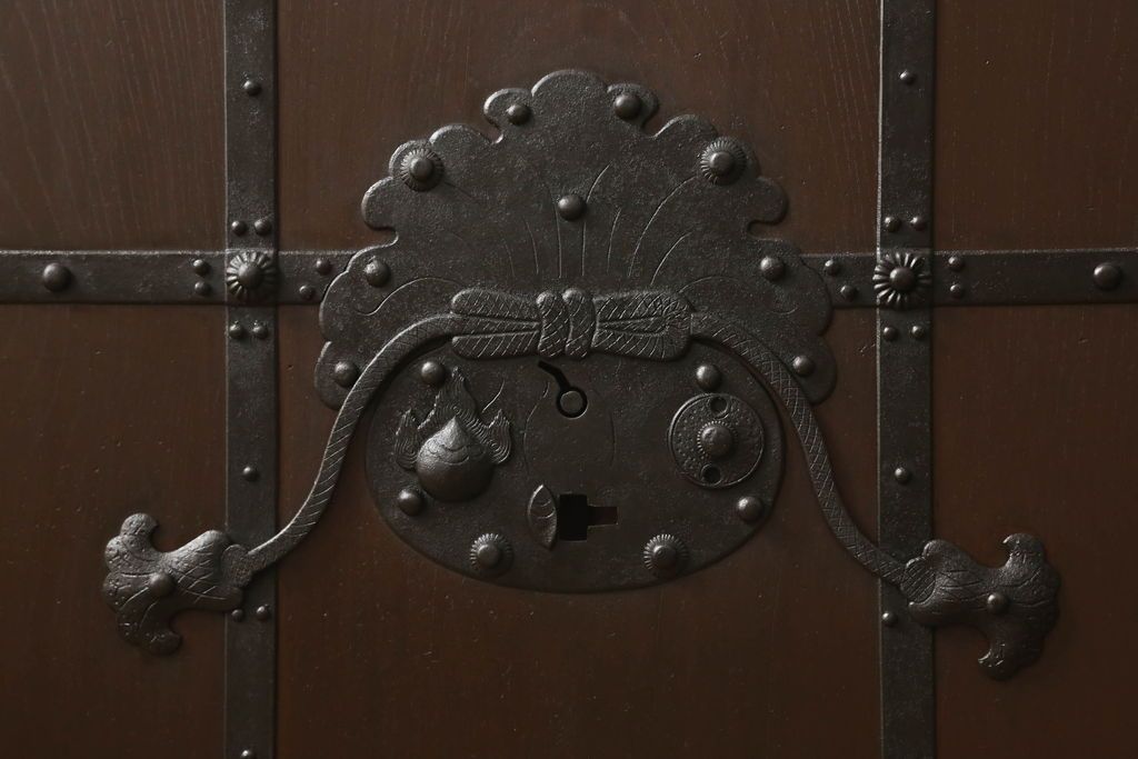 富山格子蔵戸をリペア&カスタム!格子裏にガラス入れ、金具を黒染めし、側面の金具は取り外し。本体は外部用塗装で既存の色に合わせ着色。(格子戸、引き戸、玄関戸)