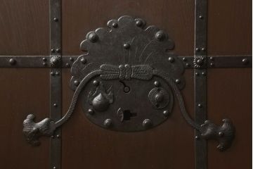 富山格子蔵戸をリペア&カスタム!格子裏にガラス入れ、金具を黒染めし、側面の金具は取り外し。本体は外部用塗装で既存の色に合わせ着色。(格子戸、引き戸、玄関戸)