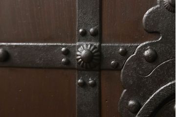 富山格子蔵戸をリペア&カスタム!格子裏にガラス入れ、金具を黒染めし、側面の金具は取り外し。本体は外部用塗装で既存の色に合わせ着色。(格子戸、引き戸、玄関戸)