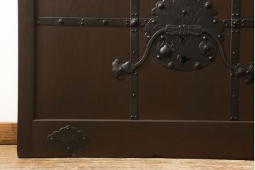 富山格子蔵戸をリペア&カスタム!格子裏にガラス入れ、金具を黒染めし、側面の金具は取り外し。本体は外部用塗装で既存の色に合わせ着色。(格子戸、引き戸、玄関戸)