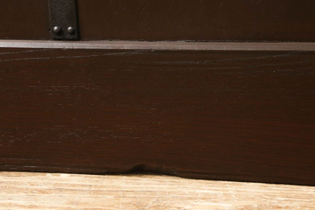 富山格子蔵戸をリペア&カスタム!格子裏にガラス入れ、金具を黒染めし、側面の金具は取り外し。本体は外部用塗装で既存の色に合わせ着色。(格子戸、引き戸、玄関戸)