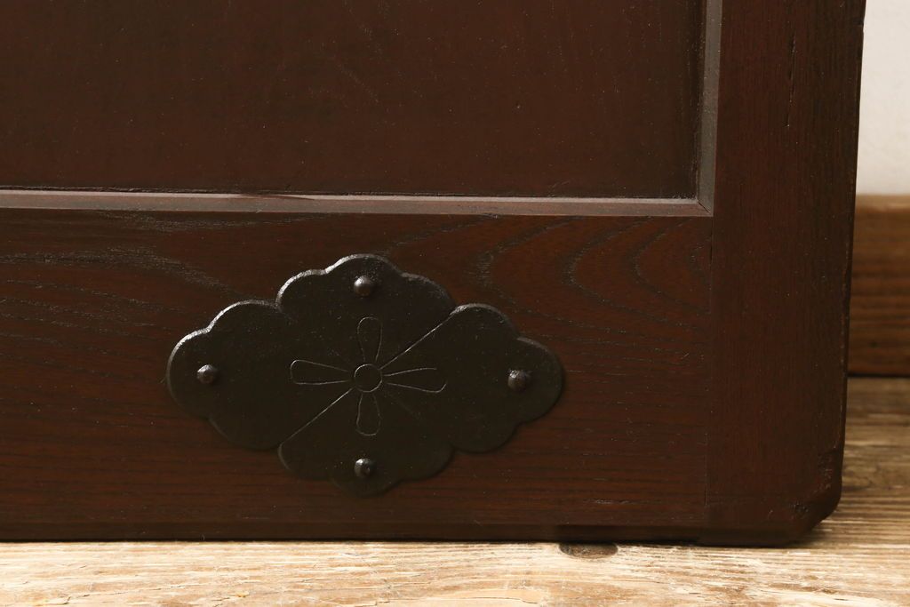 富山格子蔵戸をリペア&カスタム!格子裏にガラス入れ、金具を黒染めし、側面の金具は取り外し。本体は外部用塗装で既存の色に合わせ着色。(格子戸、引き戸、玄関戸)