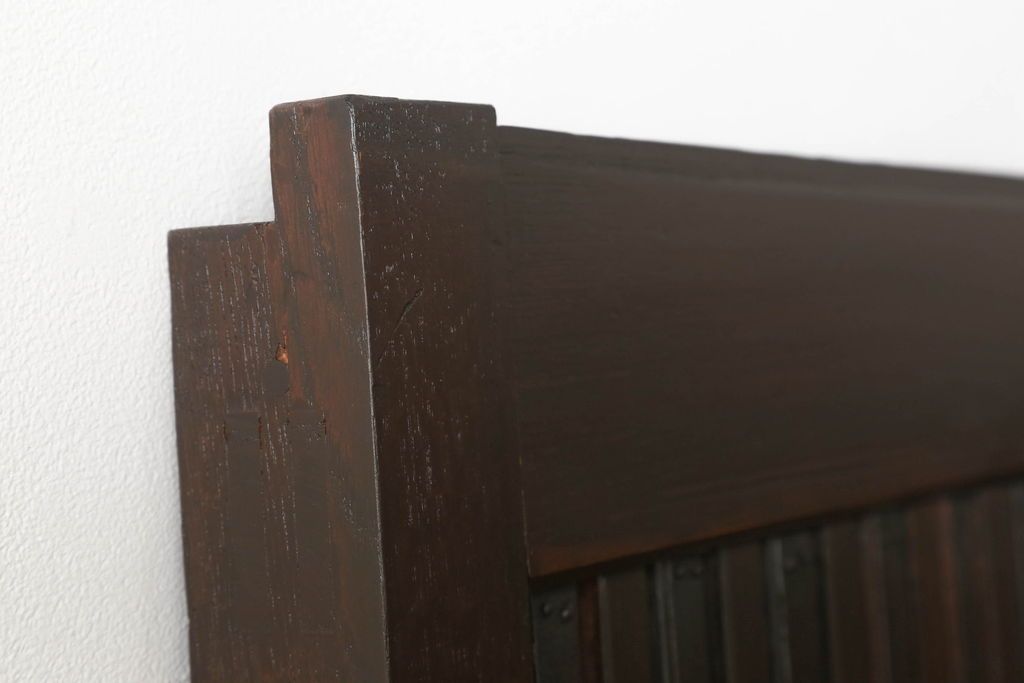 富山格子蔵戸をリペア&カスタム!格子裏にガラス入れ、金具を黒染めし、側面の金具は取り外し。本体は外部用塗装で既存の色に合わせ着色。(格子戸、引き戸、玄関戸)