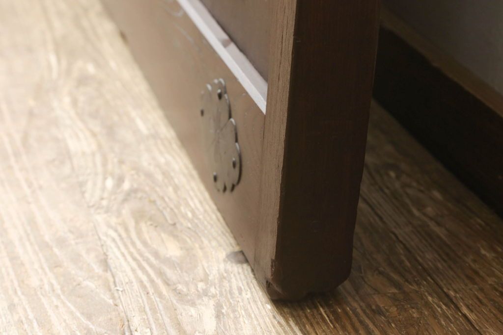 富山格子蔵戸をリペア&カスタム!格子裏にガラス入れ、金具を黒染めし、側面の金具は取り外し。本体は外部用塗装で既存の色に合わせ着色。(格子戸、引き戸、玄関戸)