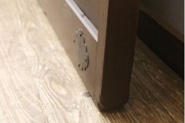 富山格子蔵戸をリペア&カスタム!格子裏にガラス入れ、金具を黒染めし、側面の金具は取り外し。本体は外部用塗装で既存の色に合わせ着色。(格子戸、引き戸、玄関戸)