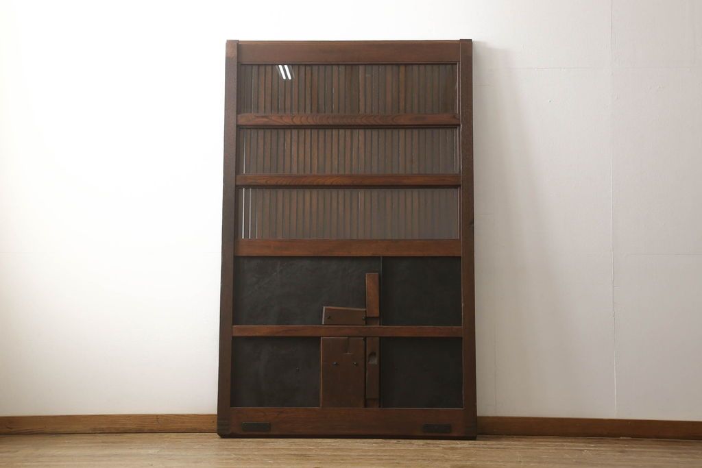 富山格子蔵戸をリペア&カスタム!格子裏にガラス入れ、金具を黒染めし、側面の金具は取り外し。本体は外部用塗装で既存の色に合わせ着色。(格子戸、引き戸、玄関戸)