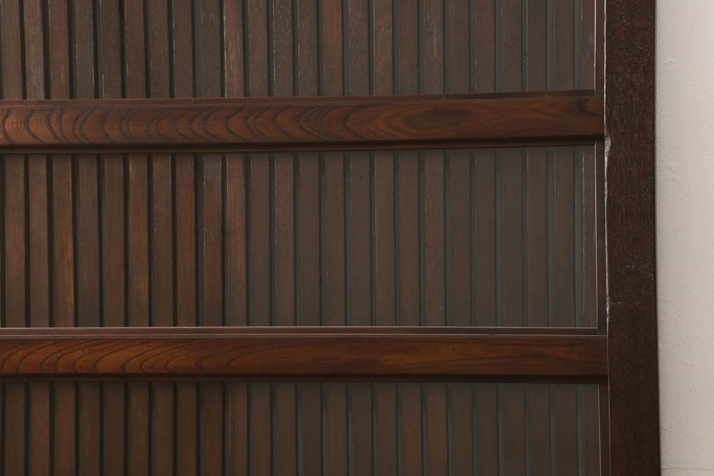 富山格子蔵戸をリペア&カスタム!格子裏にガラス入れ、金具を黒染めし、側面の金具は取り外し。本体は外部用塗装で既存の色に合わせ着色。(格子戸、引き戸、玄関戸)