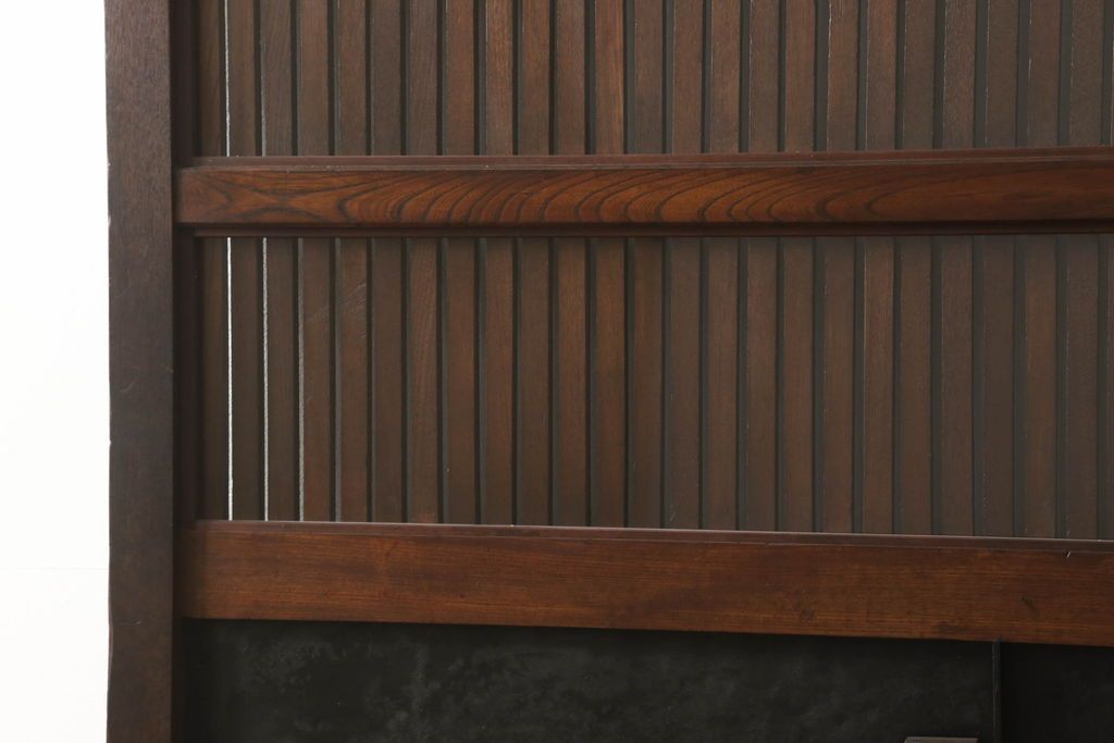 富山格子蔵戸をリペア&カスタム!格子裏にガラス入れ、金具を黒染めし、側面の金具は取り外し。本体は外部用塗装で既存の色に合わせ着色。(格子戸、引き戸、玄関戸)