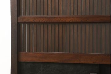 富山格子蔵戸をリペア&カスタム!格子裏にガラス入れ、金具を黒染めし、側面の金具は取り外し。本体は外部用塗装で既存の色に合わせ着色。(格子戸、引き戸、玄関戸)