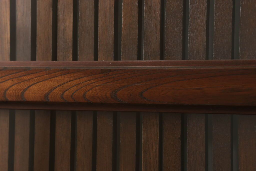 富山格子蔵戸をリペア&カスタム!格子裏にガラス入れ、金具を黒染めし、側面の金具は取り外し。本体は外部用塗装で既存の色に合わせ着色。(格子戸、引き戸、玄関戸)